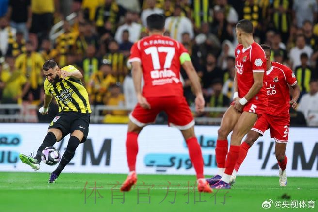 本泽马:有人接受不了前面那个人进球比自己多 本泽马:有人接受不了前面那个人进球比自己多